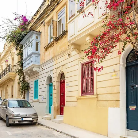 Double Ensuite Room In Quiet And Budget Friendly Townhouse